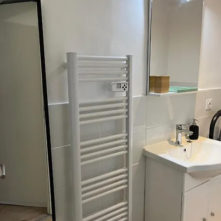 Apartment -rue Pietonne Climatisation Lit 160 Equipe - Sabrina *